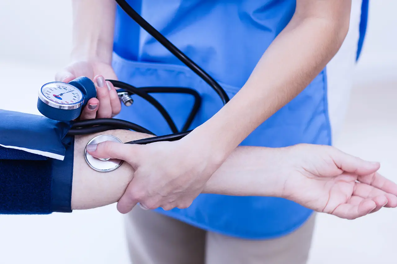 MFA misst den Blutdruck bei einer Patientin